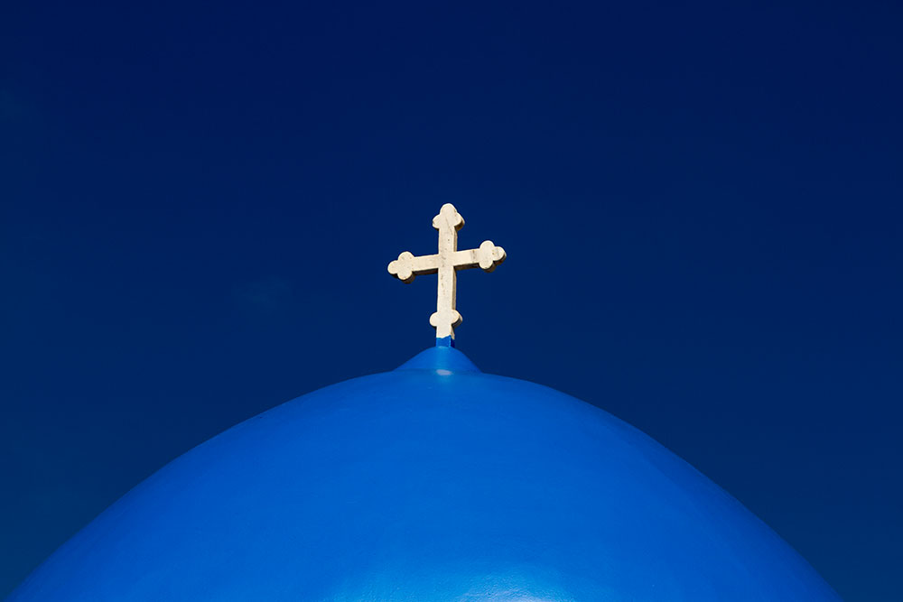 Blaue Kirchenkuppel mit Kreut, tiefblauer Himmel - Blue church dome with cross, deep blue sky