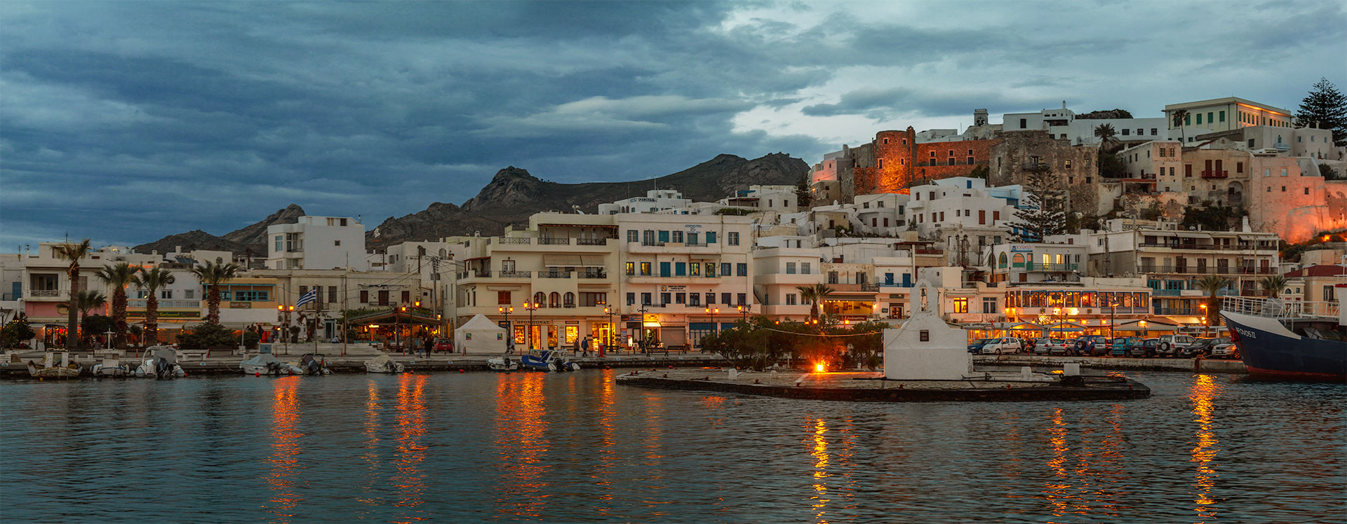 Panorama Naxos Stadt, Hafenkapelle und Kastro-Hügel bei Nacht - Panorama Naxos Town, harbour-chappel and Kastro-Hill at night