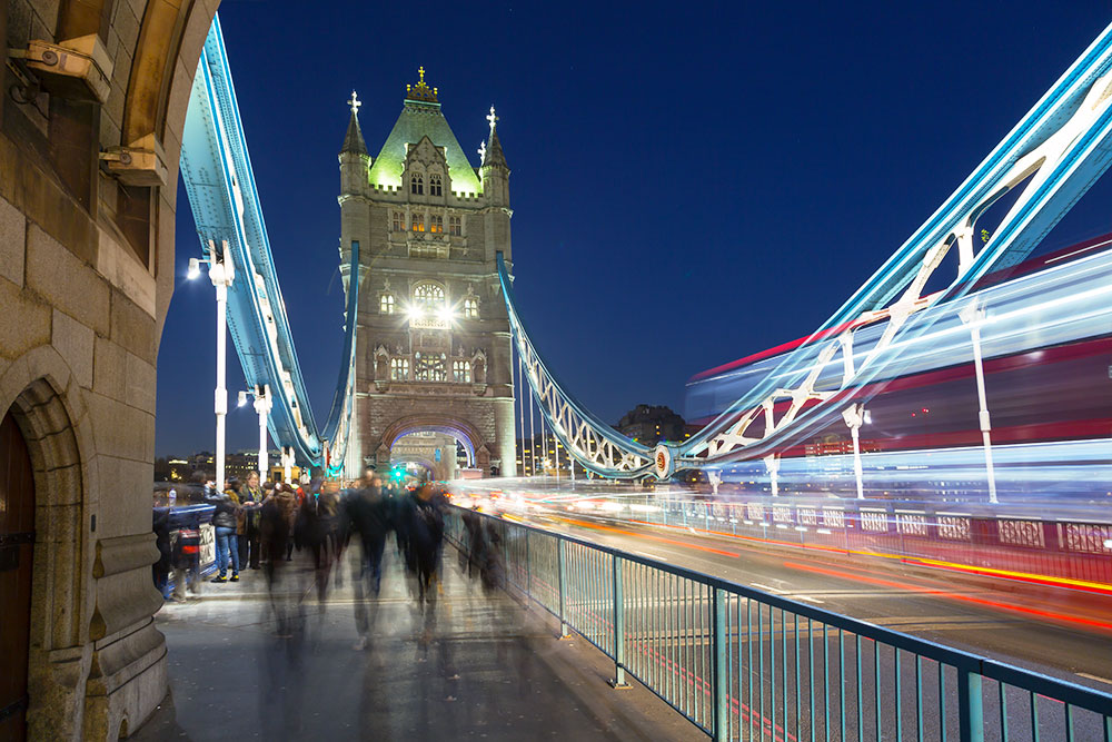 Tower Bridge roter Doppeldecker bei Nacht, tower bridge red bus at night